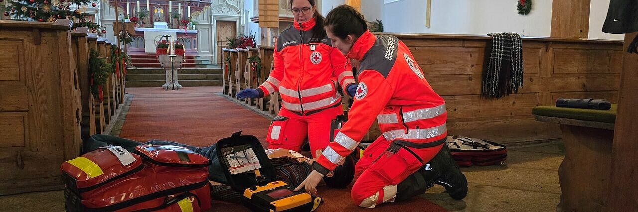 Wiederbelebung durch den Helfer vor Ort Bärnau in der Kirche als nachgestellte Szene zur Veranschaulichung.